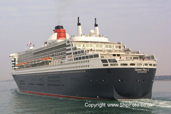 Queen-Mary-2-12-April-2004-.jpg